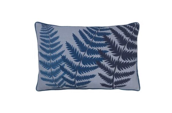Embroidered fern leaf bead pude 40x60 cm i farven blue wing fra Cozy Living